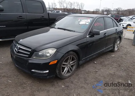 2012 Mercedes-Benz C 300 Sport 4Matic z USA, uszkodzony, nr VIN WDDGF8BBXCR225025